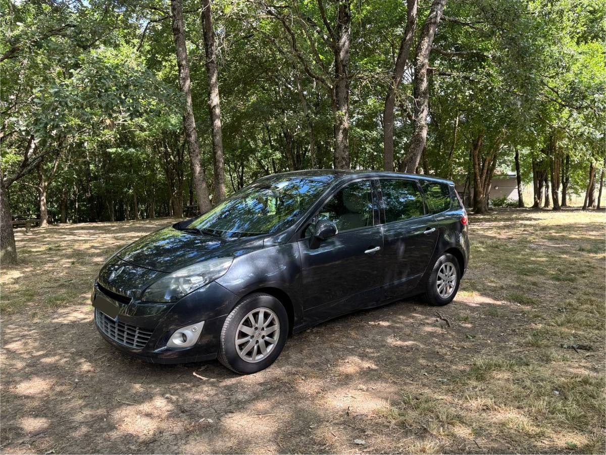 Location Renault Grand Scénic à Saint-Ouen / Paris — FlexiRent
